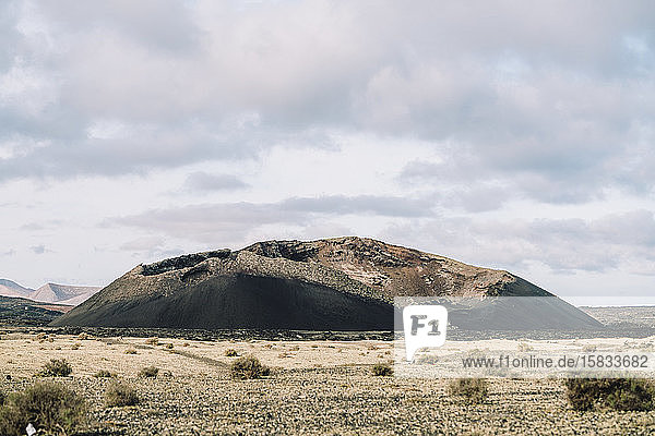 Ansicht des Vulkans Cuervo auf Lanzarote in voller Länge