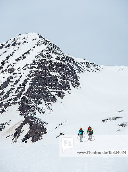 Ein Mann und eine Frau beim Skilanglauf in Island