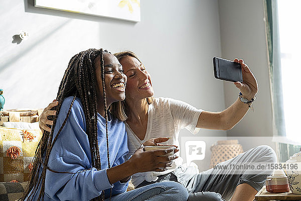 ein befreundetes Paar  das zu Hause einen Selfie-/Videoanruf macht