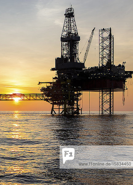 Offshore-Gasförderplattform bei Sonnenuntergang