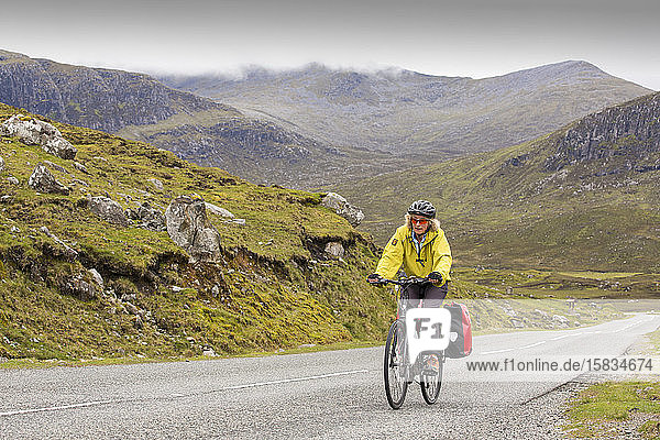 Eine Frau auf einer Radtour auf der Isle of Harris  Äußere Hebriden  Schottland  Großbritannien.