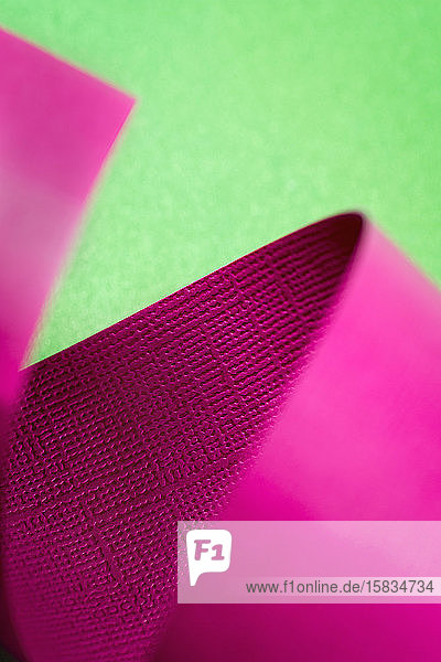 Rosa und grünes Farbpapierdesign