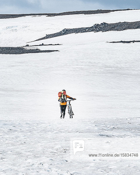Mit dem Fahrrad über den isländischen Gletscher