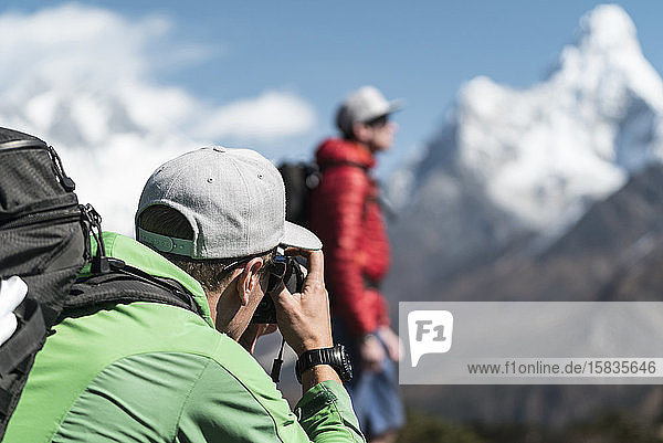 Mann fotografiert einen Freund auf der Ama-Dablam-Expedition  Khumbu Nepal