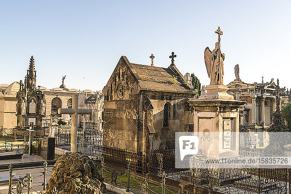Historischer Friedhof von Poblenou mit Engelsstatue und Kreuzen in Barcelona