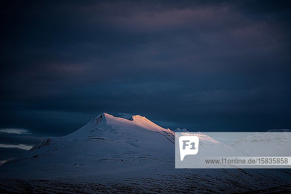Bergrücken bei Sonnenuntergang mit dramatischem Licht in Island