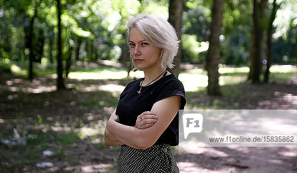 Porträt eines Mädchens mit weißen Haaren im Park