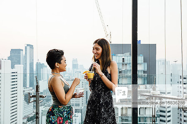 Thailändische Frauen trinken etwas an der Rooftop Bar