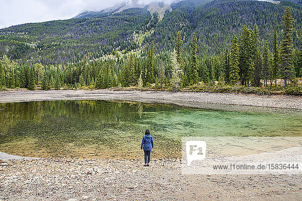 Rückansicht einer Frau  die im Banff-Nationalpark steht