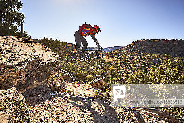 Ein Mountainbiker überspringt einen kleinen Tropfen auf der Strecke in Colorado.
