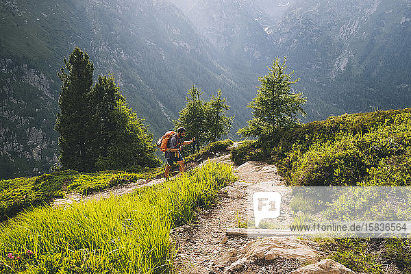 Wanderer auf dem Weg zur Aiguillette des Posettes  Französische Alpen  Chamonix