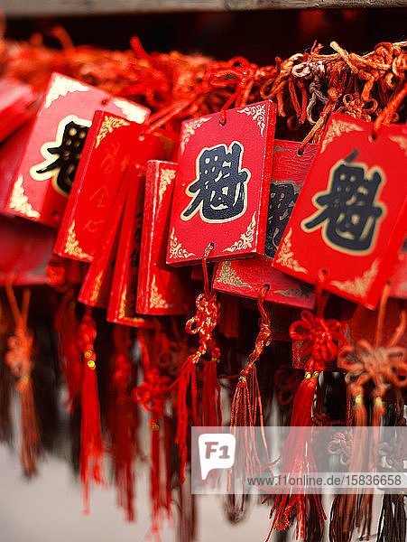 Glücksanhänger an roten Schnüren in Pingyao / China