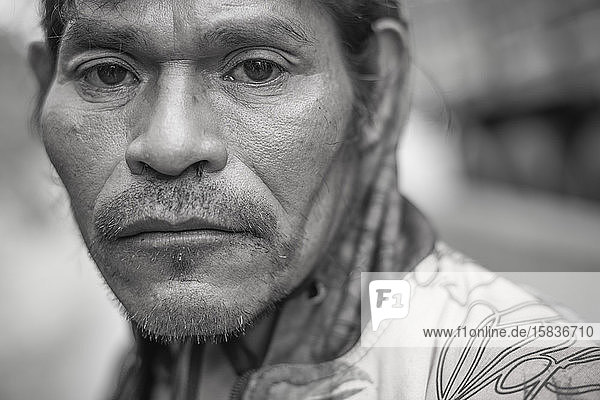 Brasilianischer Mann indigener Guarani-Ethnie am Rande einer Autobahn