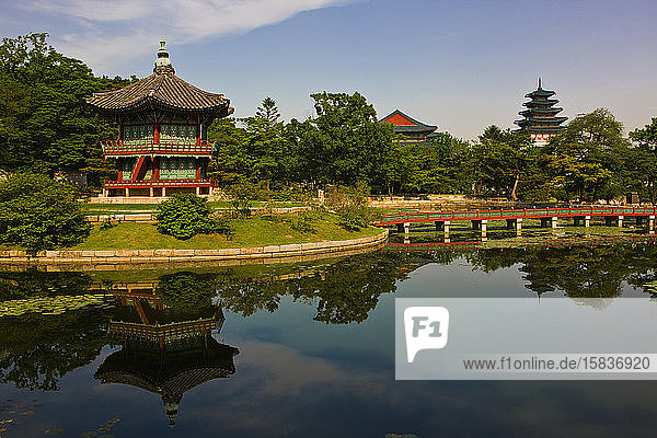 Foto von Gebäuden und See am Königspalast Gyeongbok-gung / Seoul