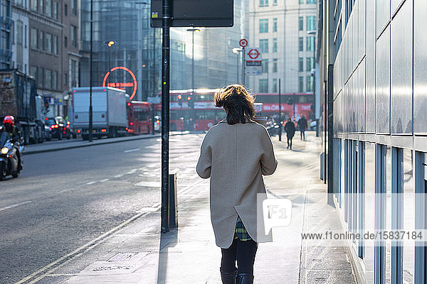 London - Zentralstadt Frau auf der Straße