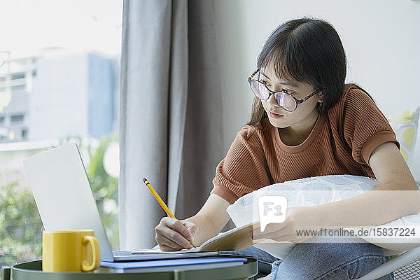 Collage-Studentin  weiblich  liest und recherchiert Formularbuch.