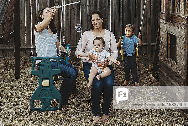 Seifenblasen-Spaß auf Hinterhof-Schaukeln mit Baby  großem Bruder & zwei Müttern