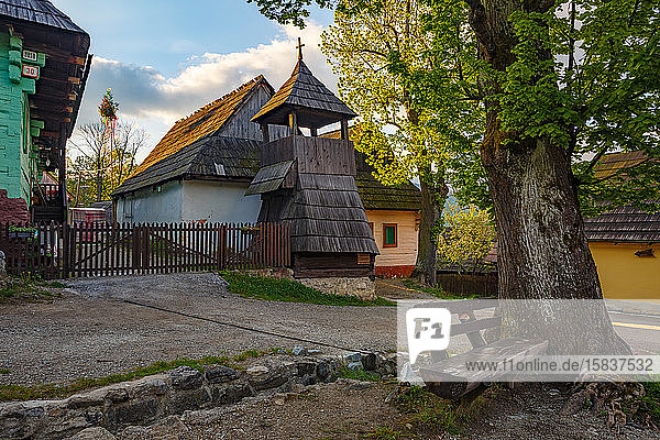 Traditionelle Holzarchitektur im Dorf Vlkolinec in der Slowakei.