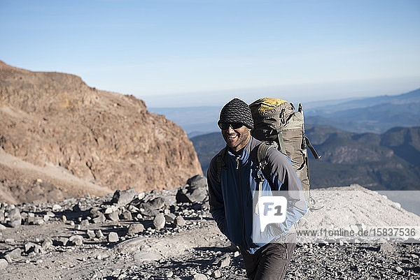 Ein Bergsteiger mit Rucksack am Pico de Orizaba in Mexiko gesehen