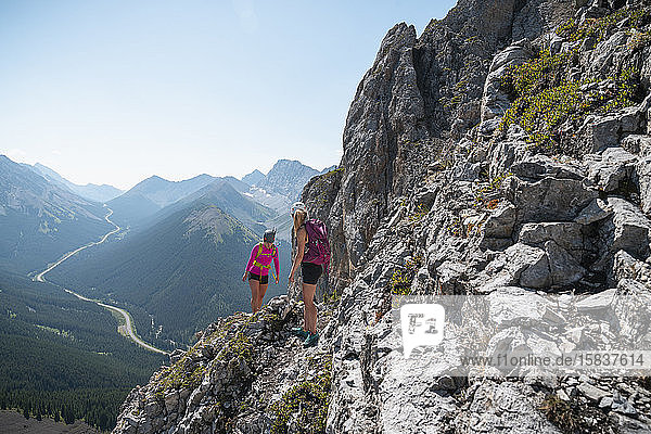 Zwei Frauen erklimmen die Rocky Mountains in Kananaskis Alberta