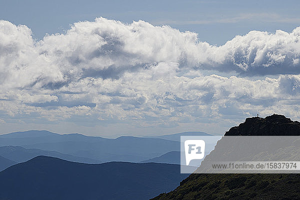 Einsamer Wanderer auf dem Gipfel des Mount Monroe in den White Mountains von NH.