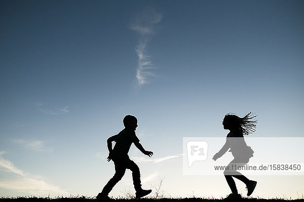 Silhouettierte Kinder laufen zusammen in Waco Texas