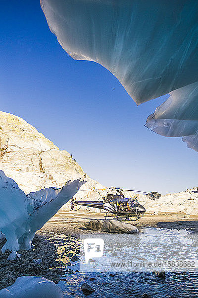 Hubschrauber landete kurz vor dem Eingang einer Gletscherhöhle.