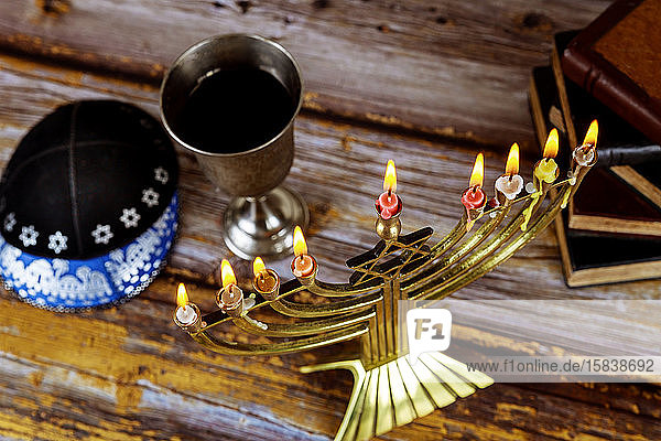 Jüdischer Feiertag Chanukka mit Menorah im Fest