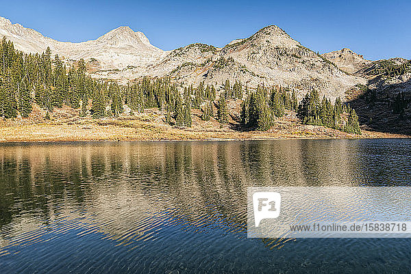 Kupfersee in der Maroon Bells-Schneemassen-Wildnis
