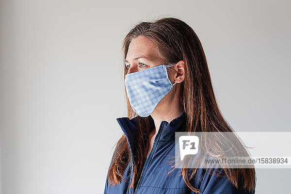 Frau trug während der Covid-19-Pandemie eine selbstgemachte Gesichtsmaske aus Stoff.