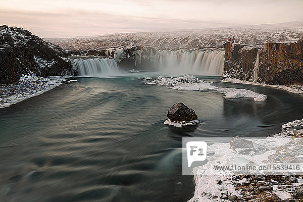Godafoss  Gottes Wasserfall in Island im Winter