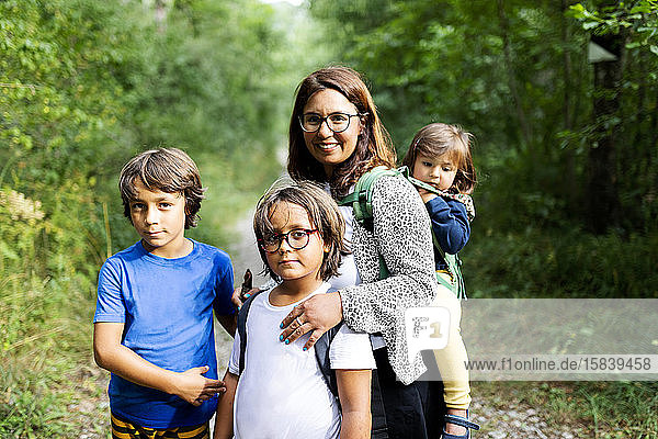 Frau und 3 Kinder im Wald