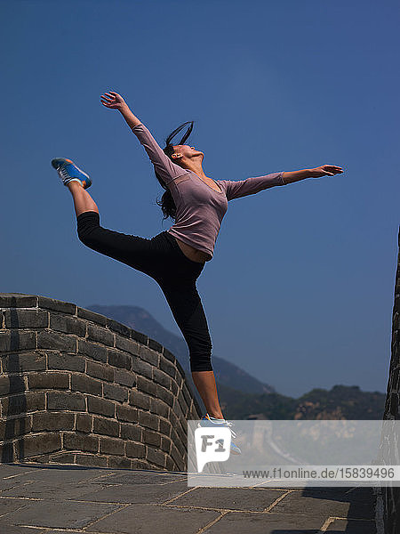 Frau tanzt auf der Grossen Mauer von China