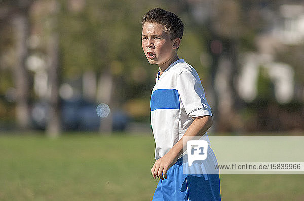 Teenager-Fußballspieler schreit auf dem Feld
