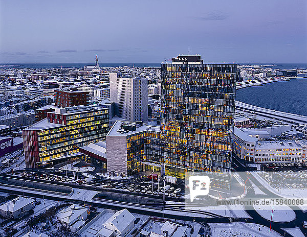 Moderne Stadtgebäude in Meeresnähe im Winter