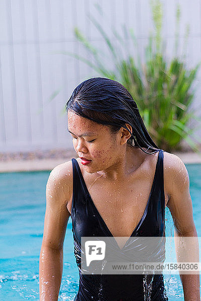 Nahaufnahme einer sinnlichen asiatischen Frau  die im Pool steht