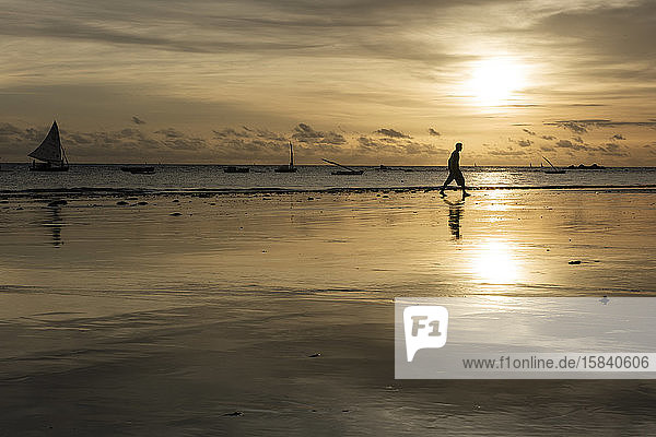 Mann beim Spaziergang am Meeresufer des Redonda-Strandes