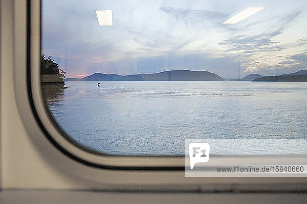 Blick aus dem Fenster einer Fähre bei Sunset Islands in der Ferne