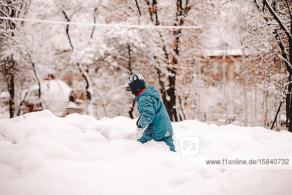 Junge läuft im Winter im Schnee