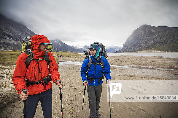 Zwei Rucksacktouristen wandern gerne in der abgelegenen Gegend von Baffin Island.