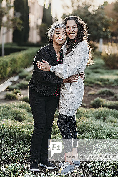 Porträt einer aktiven älteren Großmutter und einer erwachsenen Tochter lächelnd