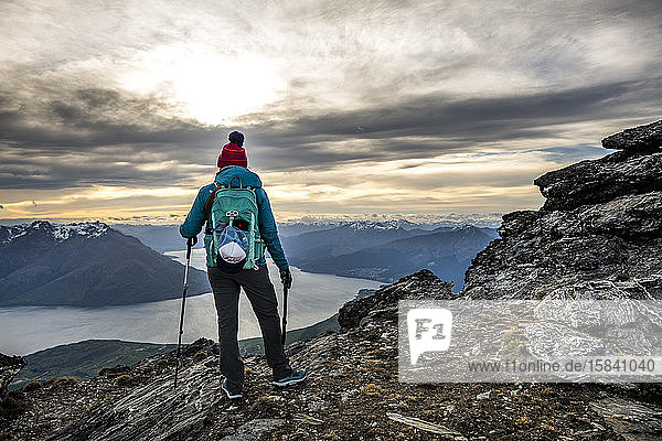 Alpines Wandern in schneebedeckten Bergen The Remarkables Neuseeland