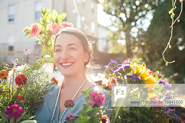 glückliche Frau im Blumengarten