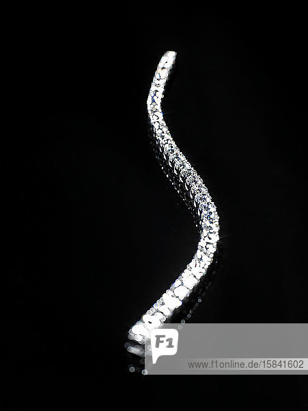 Diamantarmband auf schwarzem Hintergrund