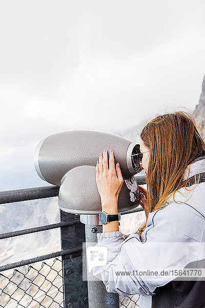 Junge Frauen betrachten die Aussicht auf die Berge mit dem Fernglas aus der Beobachtung