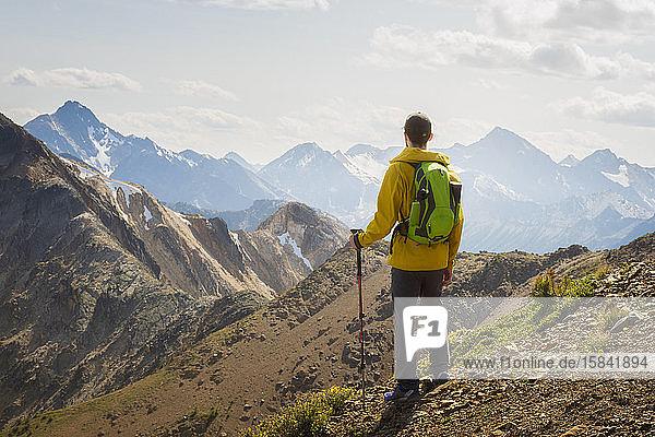 Wanderer auf Wanderer in der Nähe des Gipfels des Mt. Brewer in den Purcell Mountains