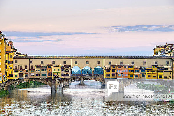 Ponte Vecchio am Arno und Gebäude in der Altstadt bei Sonnenaufgang  Florenz (Firenze)  Toskana  Italien