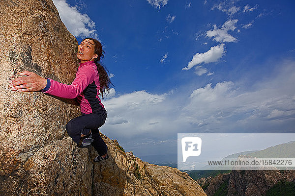 Bergsteigerin beim Bouldern im Seroksan-Nationalpark in Südkorea