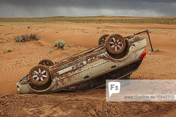 Auf dem Kopf stehender Subaru  der in der gefährlichen Wüste von Utah von der Straße abgekommen ist