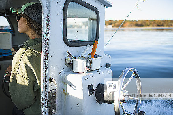 Frau fährt Muschelboot in der Narragansett Bay
